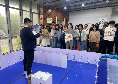 一群人站在地铁里AI 生成的内容可能不正确。